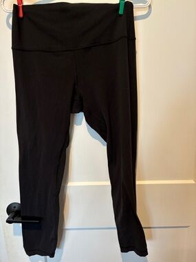 lululemon athletica light weight Black High-Rise Workout Leggings 25”.  B18